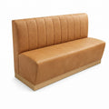 Banquette Rivoli en similicuir Arizona caramel — Coutures verticales et plinthe bois