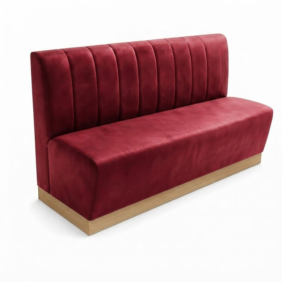 Banquette Rivoli en velours Casino Deep Red — Coutures verticales et plinthe bois
