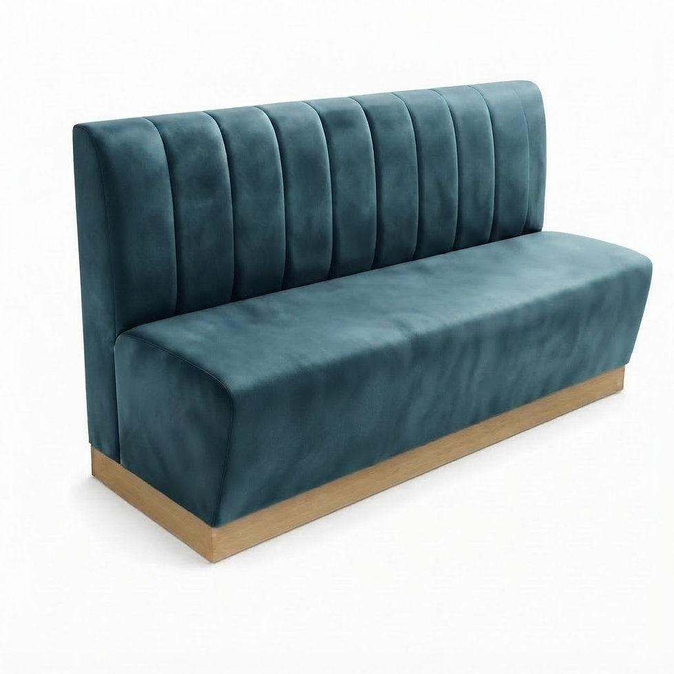 Banquette Rivoli – Couture verticale, plinthe bois & velours Casino Octane