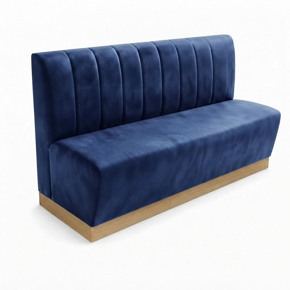 Banquette Rivoli – Couture verticale, plinthe bois & velours Casino Ocean