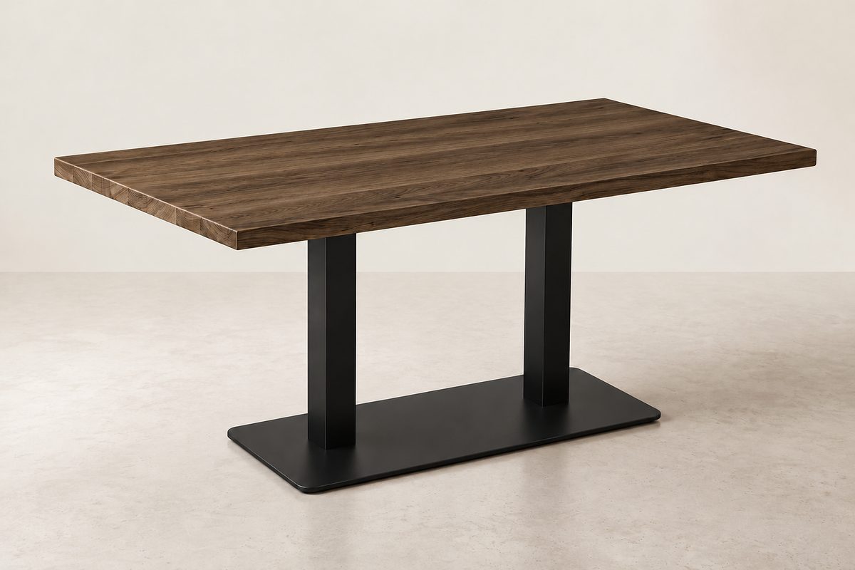 Table en chêne massif vernis foncé – Pied acier noir – Fabrication française